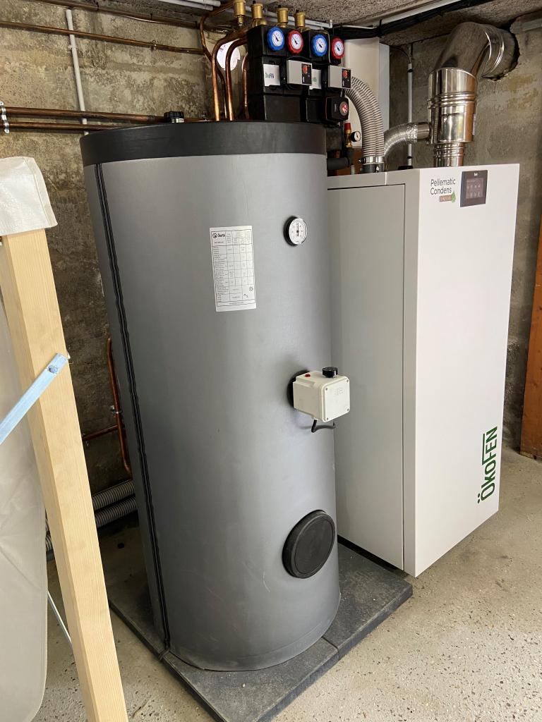 ENTREPRISE RGE- QUALIBOIS - INSTALLATION EN REMPLACEMENT D'UNE CHAUDIERE GAZ PROPANE, D'UNE CHAUDIERE OKOFEN PELLEMATIC CONDENS 16 KW GRANULES AU BREUIL EN AUGE (14) NORMANDIE