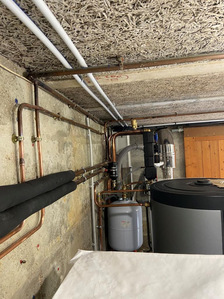 ENTREPRISE RGE- QUALIBOIS - INSTALLATION EN REMPLACEMENT D'UNE CHAUDIERE GAZ PROPANE, D'UNE CHAUDIERE OKOFEN PELLEMATIC CONDENS 16 KW GRANULES AU BREUIL EN AUGE (14) NORMANDIE