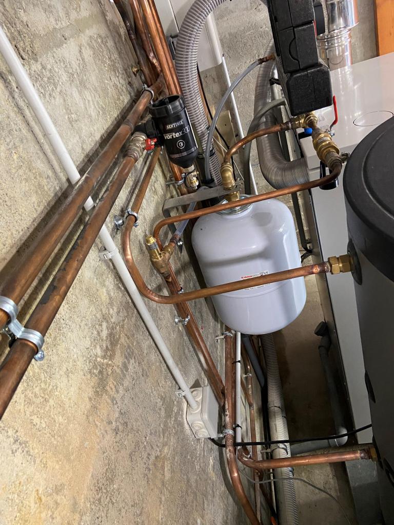 ENTREPRISE RGE- QUALIBOIS - INSTALLATION EN REMPLACEMENT D'UNE CHAUDIERE GAZ PROPANE, D'UNE CHAUDIERE OKOFEN PELLEMATIC CONDENS 16 KW GRANULES AU BREUIL EN AUGE (14) NORMANDIE