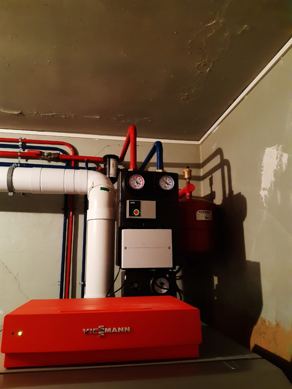 ENTREPRISE RGE - INSTALLATION D'UNE CHAUDIERE FUEL CONDENSATION VIESSMANN VITORONDENS 222-F A SURVILLE - CALVADOS (14) NORMANDIE