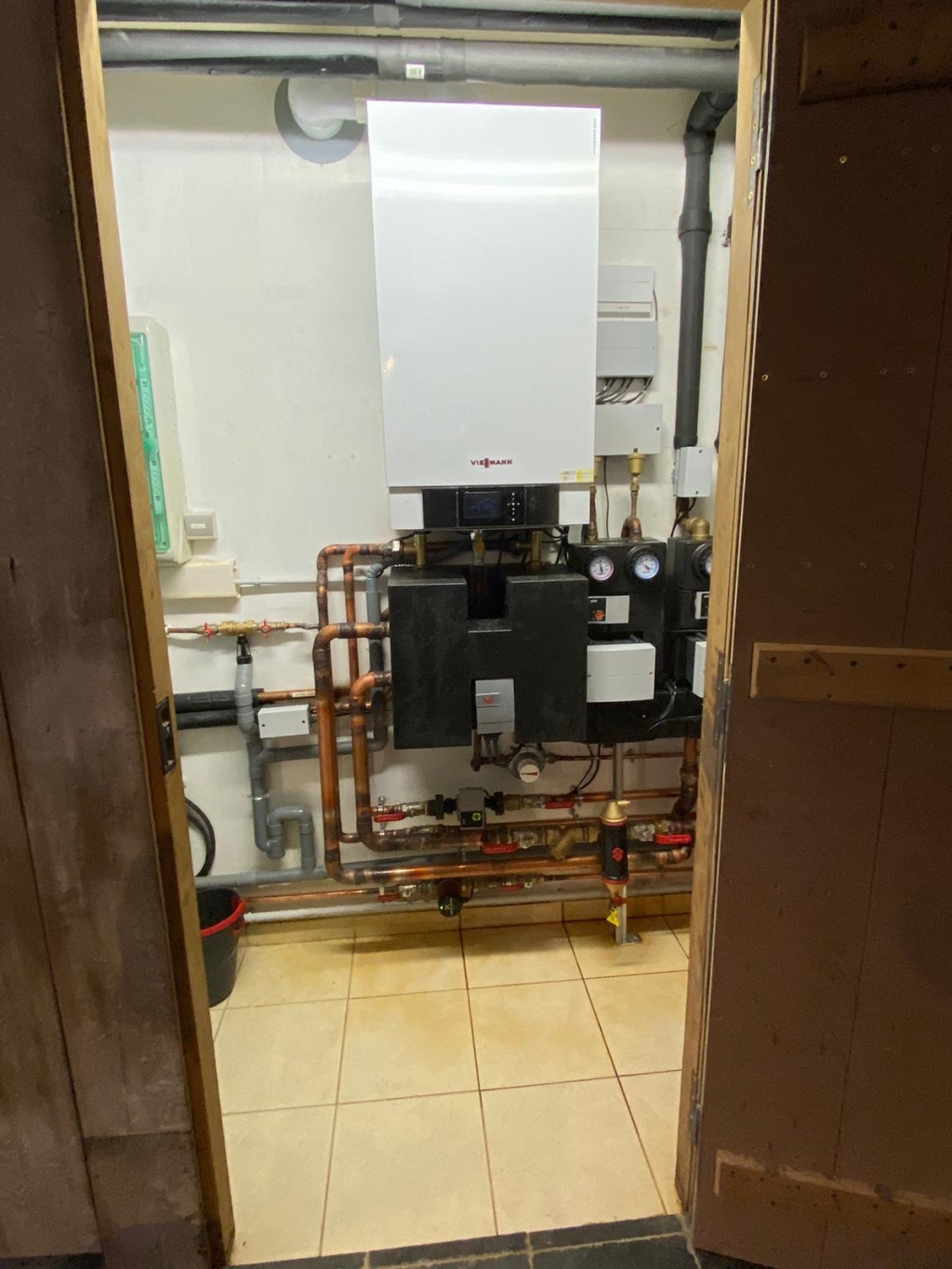 CHAUFFAGISTE RGE - QUALIGAZ - REFECTION D'UNE CHAUFFERIE DE 60 KW VIA UNE VITODENS 200-W + PREPARATEUR EAU CHAUDE A PENNEDEPIE (14) CALVADOS