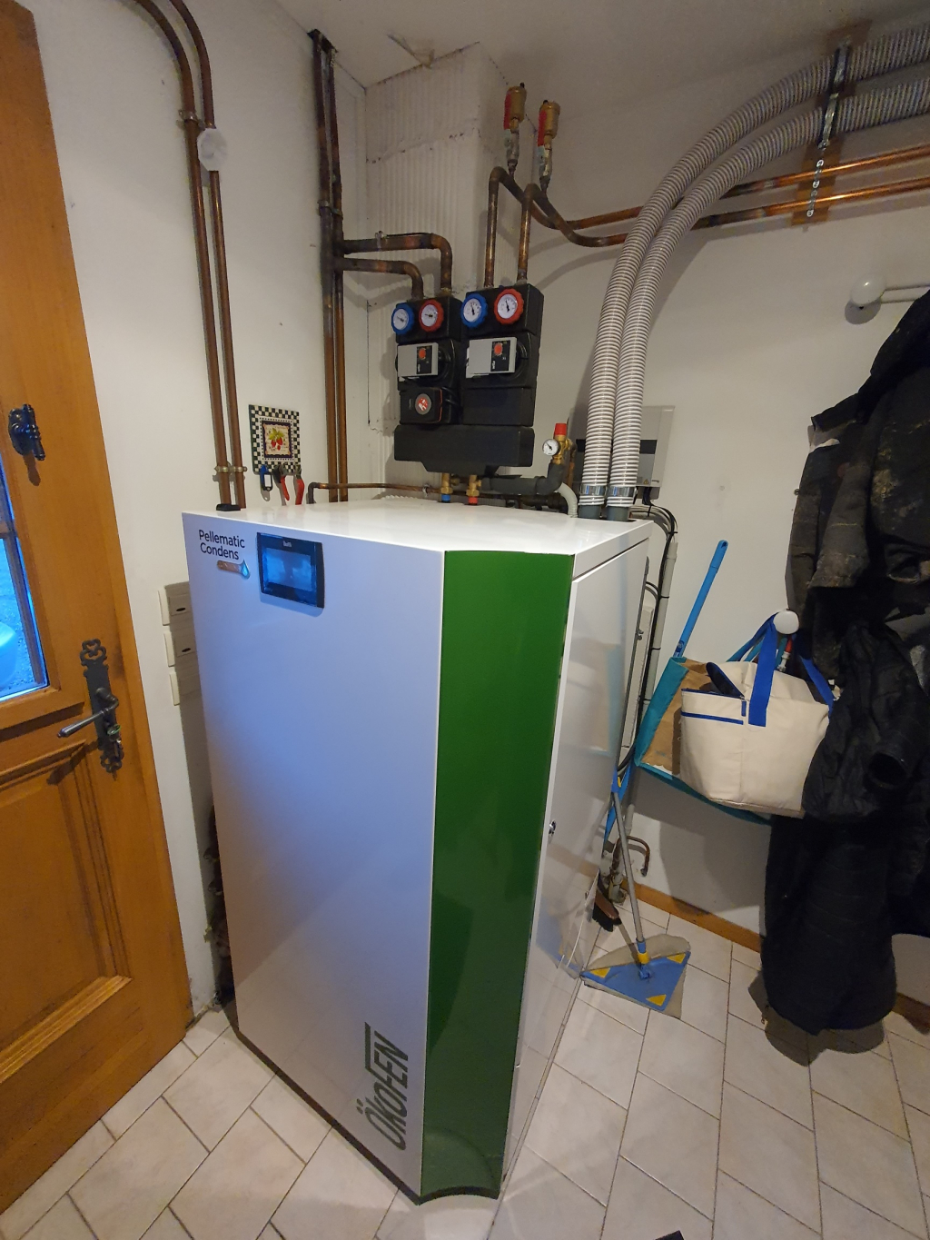 ENTREPRISE RGE- QUALIBOIS - INSTALLATION EN REMPLACEMENT D'UNE CHAUDIERE FUEL HORS CONDENSATION, D'UNE CHAUDIERE OKOFEN PELLEMATIC CONDENS 12 KW GRANULES + CAPTEURS HYBRIDES